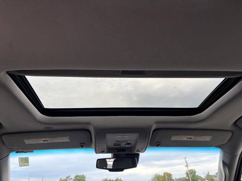 GMC Yukon Vehicle Full-screen Gallery Image 13