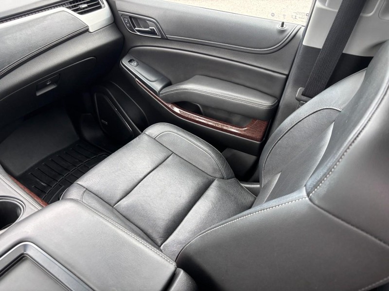 GMC Yukon Vehicle Full-screen Gallery Image 16