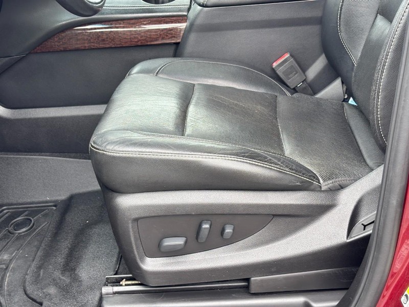 GMC Yukon Vehicle Full-screen Gallery Image 17