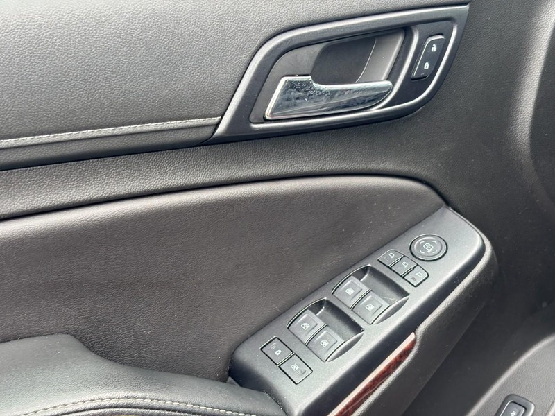 GMC Yukon Vehicle Full-screen Gallery Image 18
