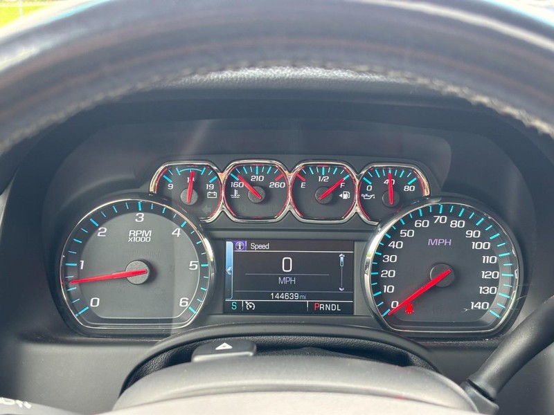 GMC Yukon Vehicle Full-screen Gallery Image 21