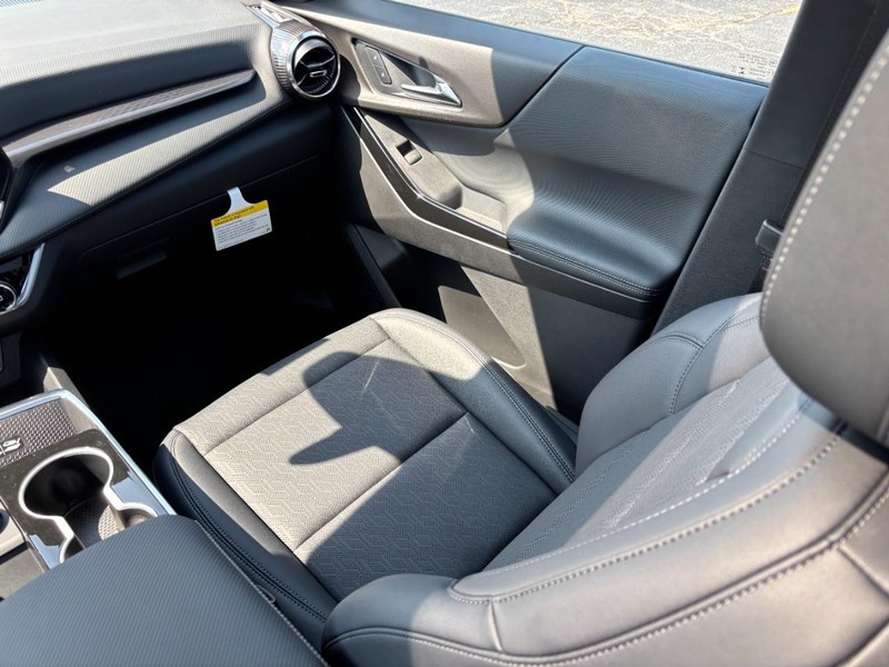Chevrolet Equinox Vehicle Full-screen Gallery Image 9