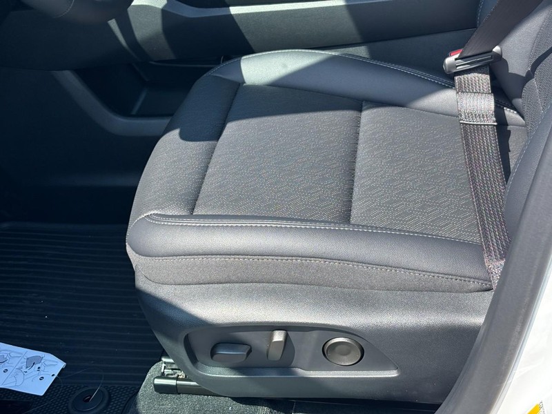 Chevrolet Equinox Vehicle Full-screen Gallery Image 10
