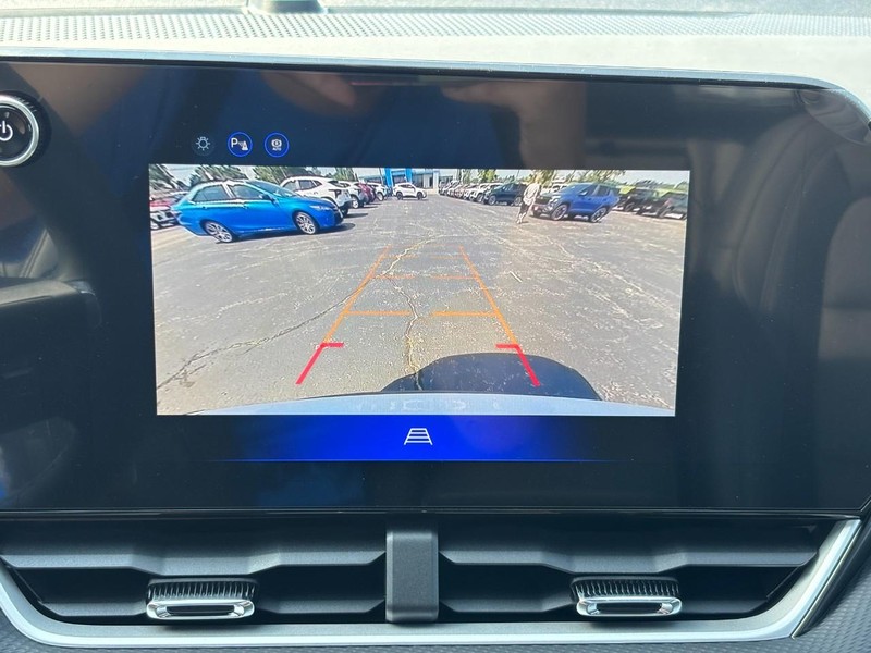 Chevrolet Equinox Vehicle Full-screen Gallery Image 17