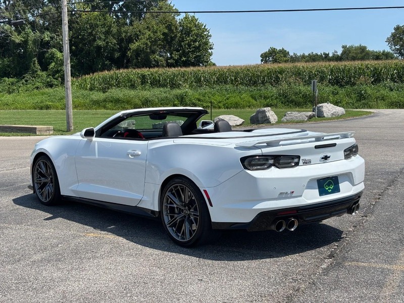 Chevrolet Camaro Vehicle Full-screen Gallery Image 3