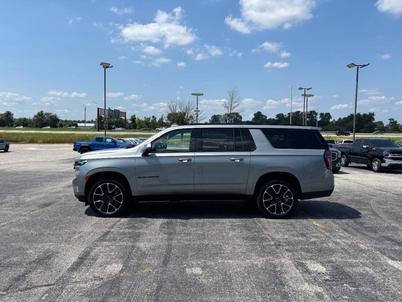 Chevrolet Suburban Vehicle Full-screen Gallery Image 2