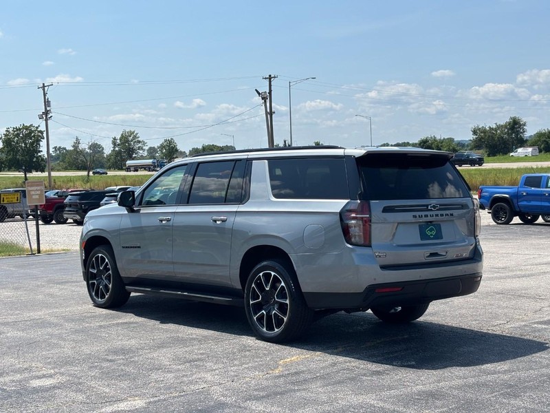 Chevrolet Suburban Vehicle Full-screen Gallery Image 3