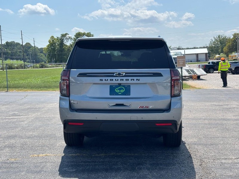 Chevrolet Suburban Vehicle Full-screen Gallery Image 4