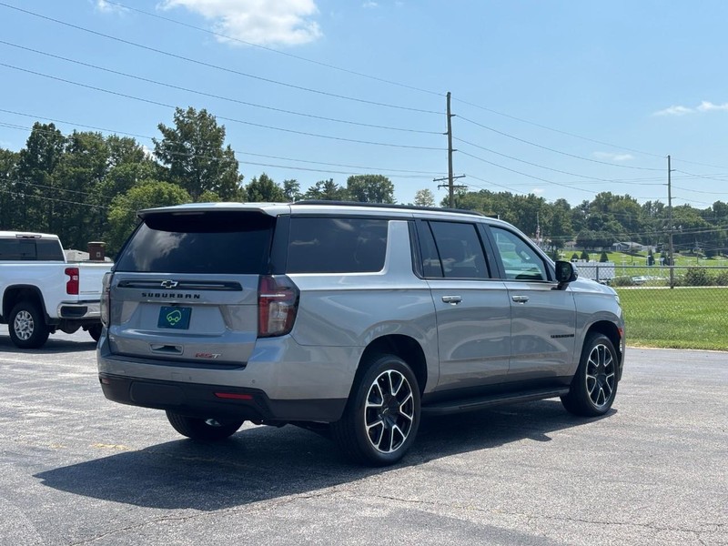 Chevrolet Suburban Vehicle Full-screen Gallery Image 5