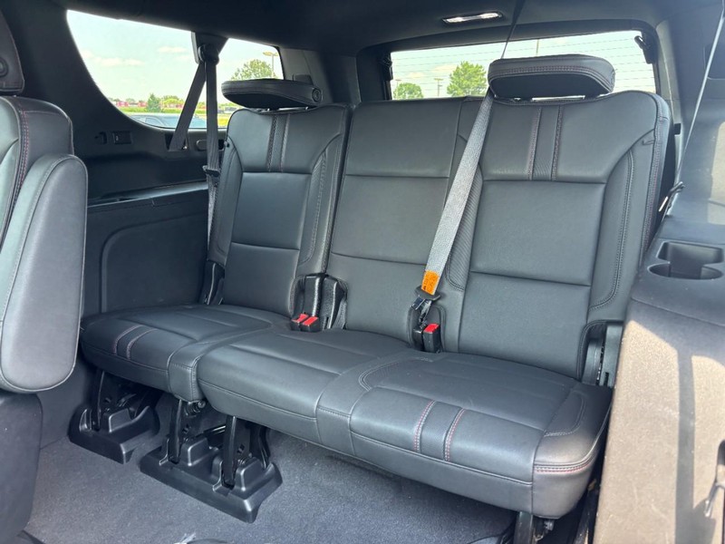Chevrolet Suburban Vehicle Full-screen Gallery Image 10