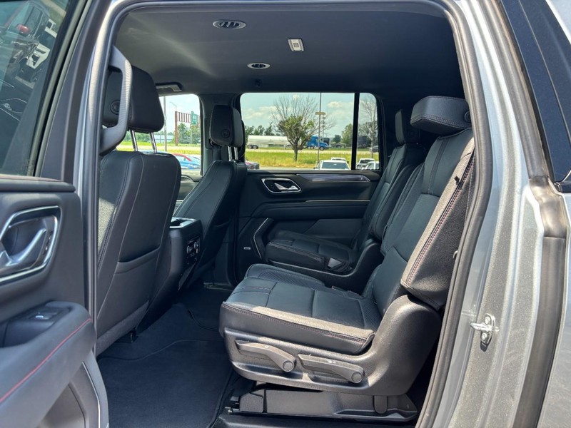 Chevrolet Suburban Vehicle Full-screen Gallery Image 11