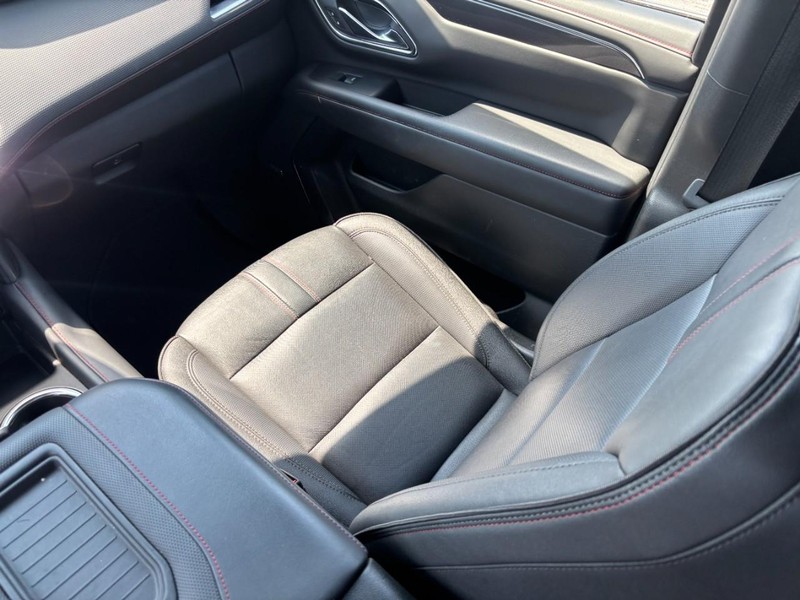 Chevrolet Suburban Vehicle Full-screen Gallery Image 15