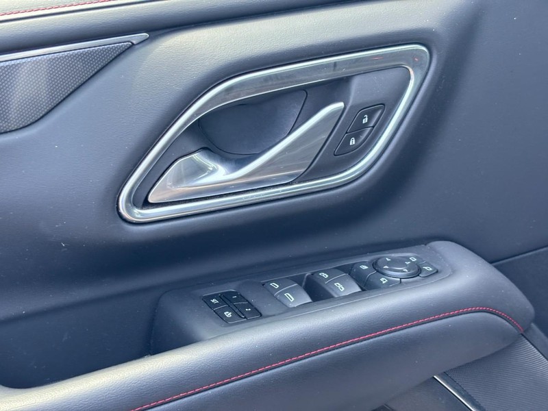 Chevrolet Suburban Vehicle Full-screen Gallery Image 17