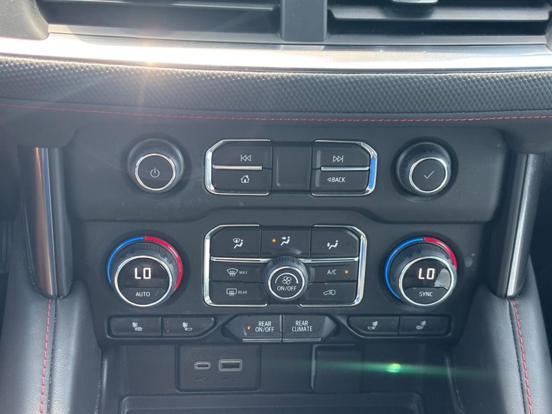 Chevrolet Suburban Vehicle Full-screen Gallery Image 23