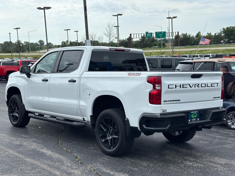Chevrolet Silverado 1500 Vehicle Full-screen Gallery Image 3