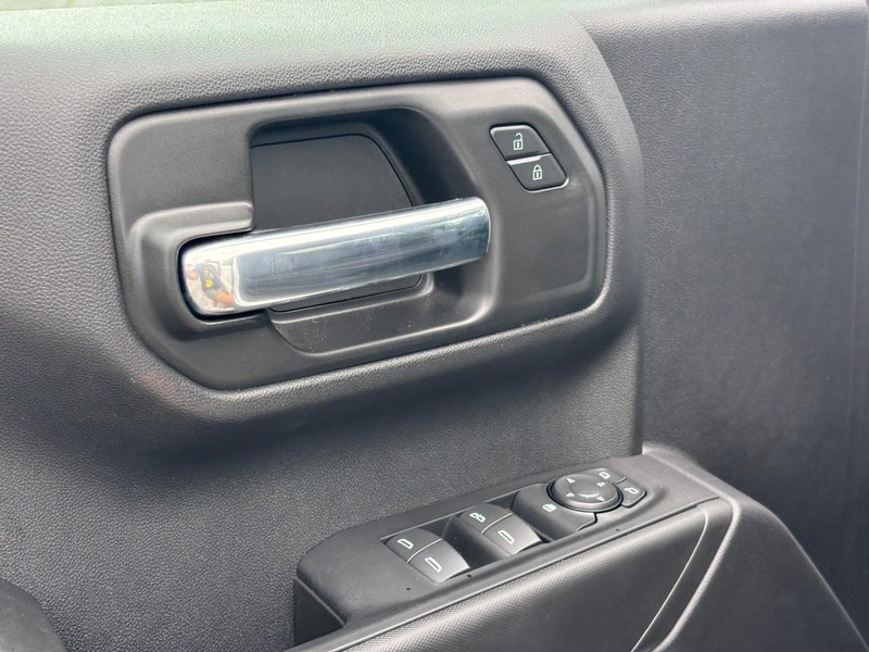 Chevrolet Silverado 1500 Vehicle Full-screen Gallery Image 16
