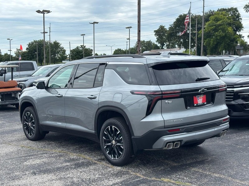 Chevrolet Traverse Vehicle Full-screen Gallery Image 3