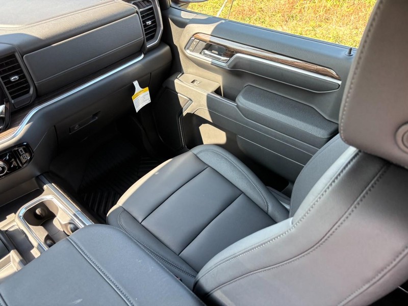 Chevrolet Silverado 1500 Vehicle Full-screen Gallery Image 9