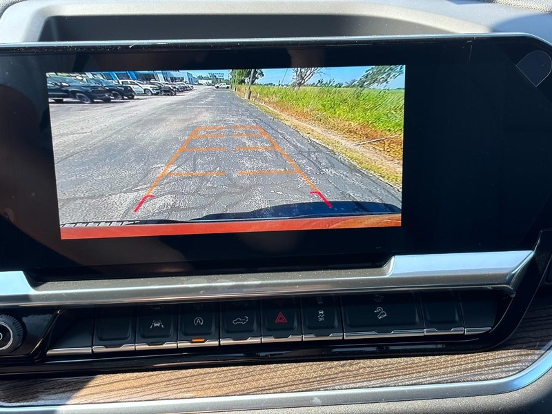 Chevrolet Silverado 1500 Vehicle Full-screen Gallery Image 17
