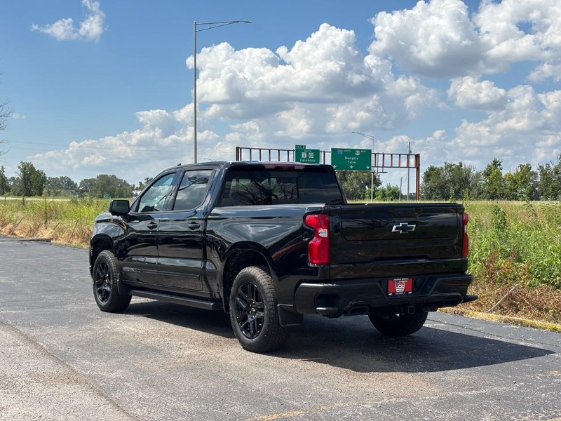 Chevrolet Silverado 1500 Vehicle Full-screen Gallery Image 3