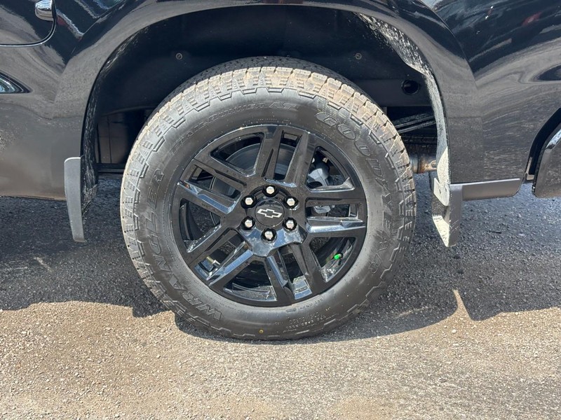 Chevrolet Silverado 1500 Vehicle Full-screen Gallery Image 4