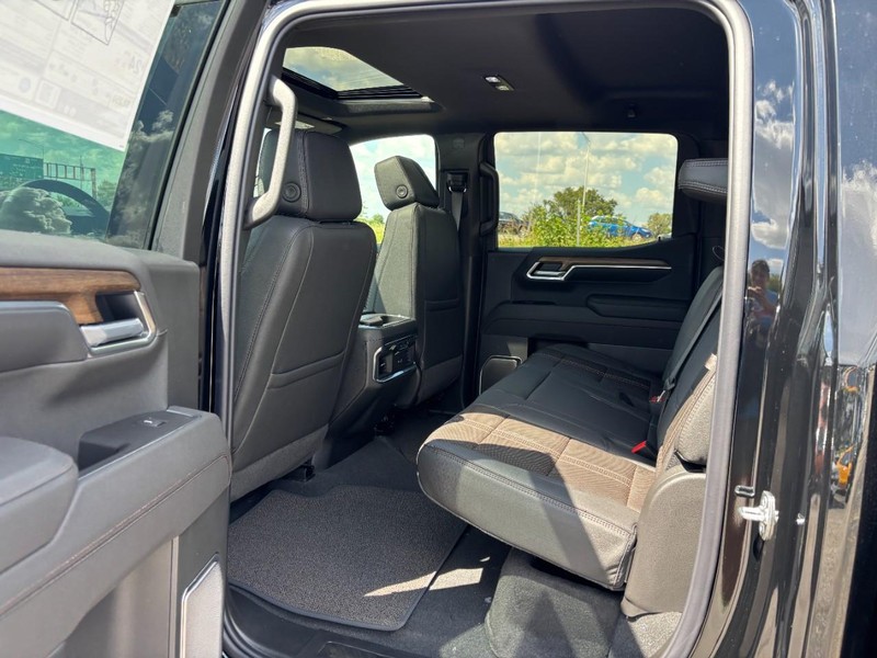 Chevrolet Silverado 1500 Vehicle Full-screen Gallery Image 5