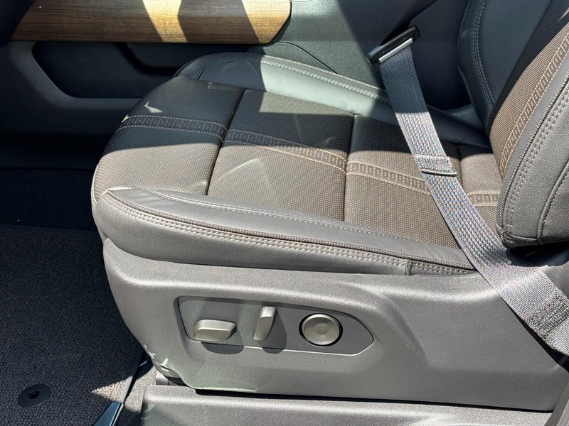 Chevrolet Silverado 1500 Vehicle Full-screen Gallery Image 11