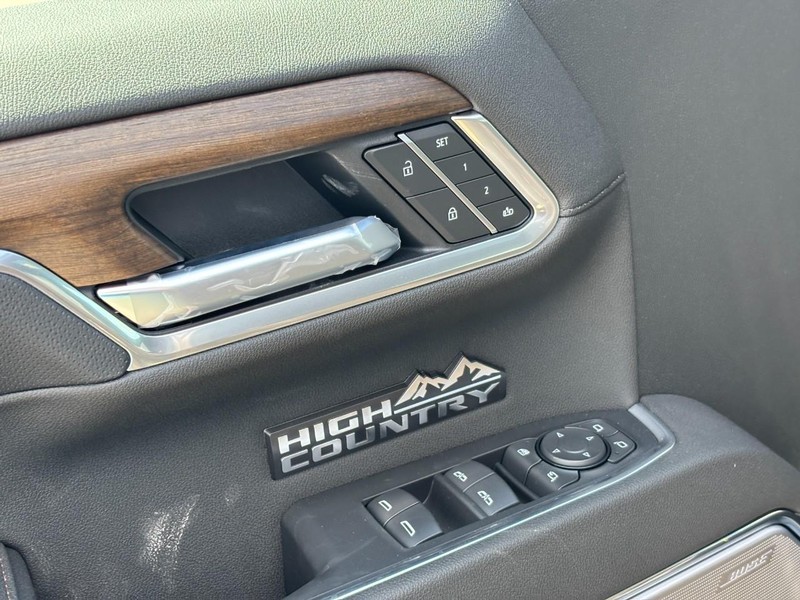 Chevrolet Silverado 1500 Vehicle Full-screen Gallery Image 12