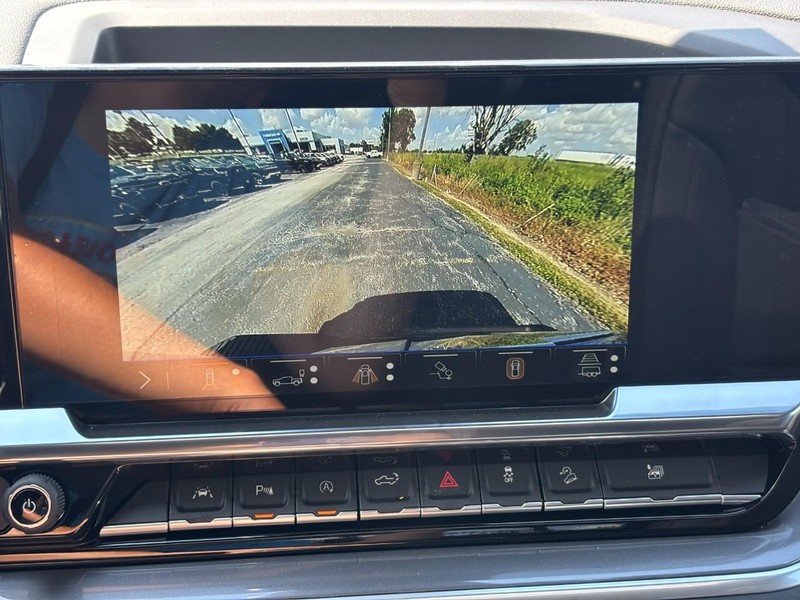 Chevrolet Silverado 1500 Vehicle Full-screen Gallery Image 17