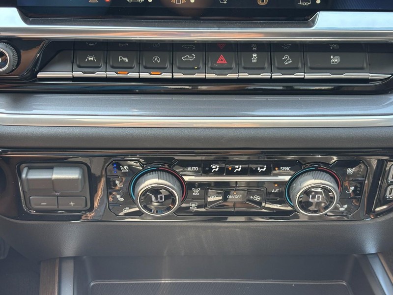 Chevrolet Silverado 1500 Vehicle Full-screen Gallery Image 18