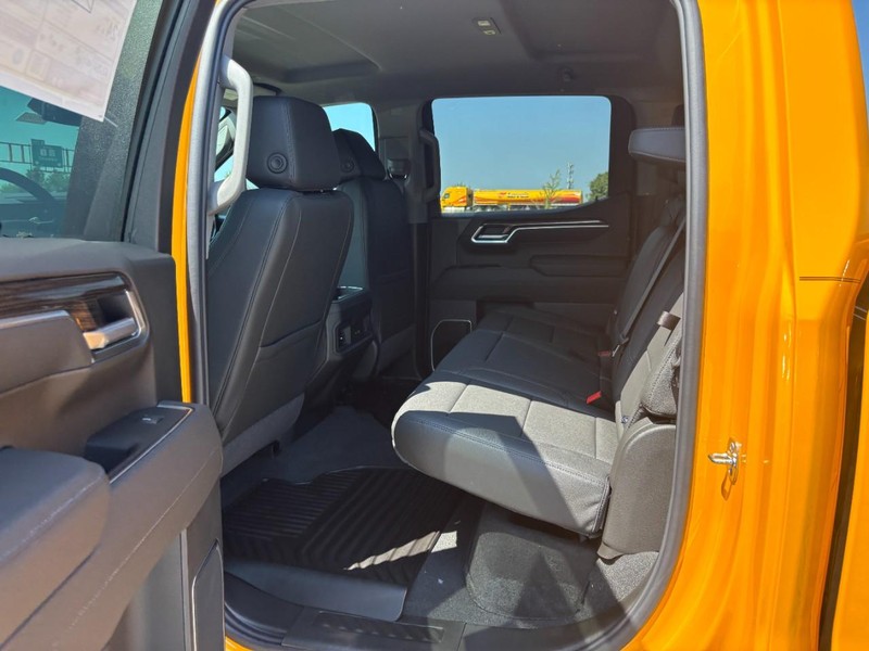 Chevrolet Silverado 1500 Vehicle Full-screen Gallery Image 5