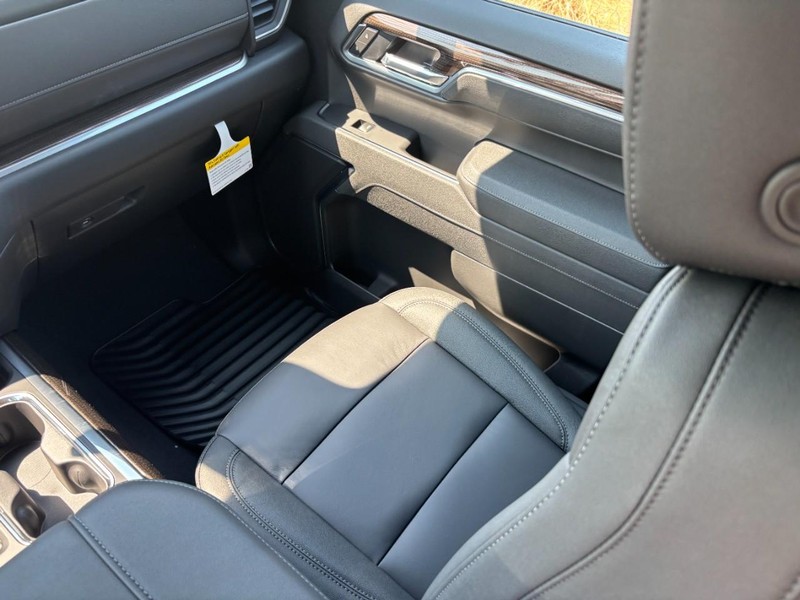 Chevrolet Silverado 1500 Vehicle Full-screen Gallery Image 9