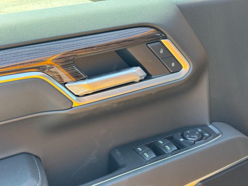 Chevrolet Silverado 1500 Vehicle Full-screen Gallery Image 11