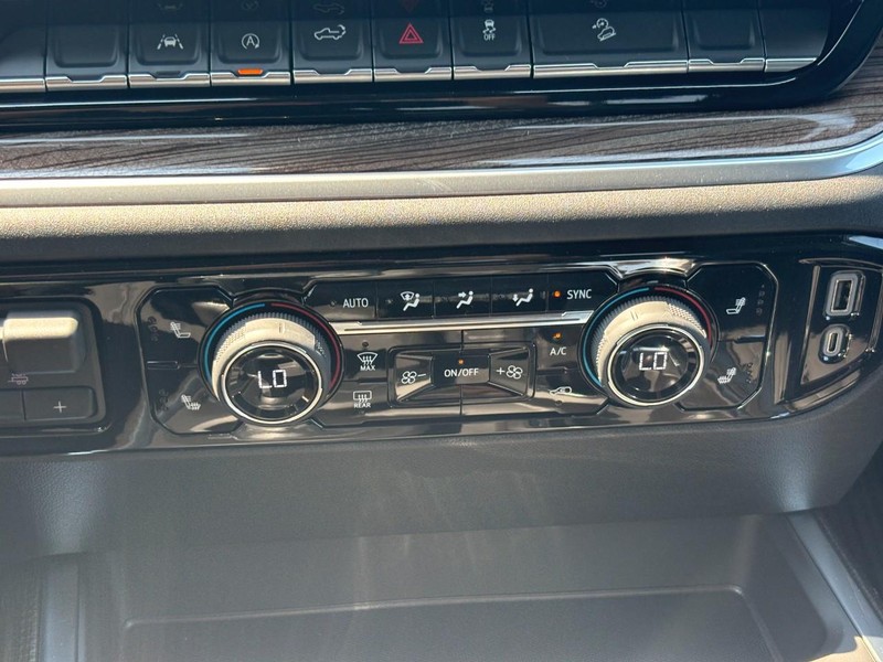Chevrolet Silverado 1500 Vehicle Full-screen Gallery Image 18