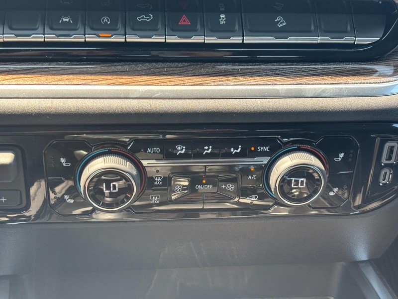 Chevrolet Silverado 1500 Vehicle Full-screen Gallery Image 18