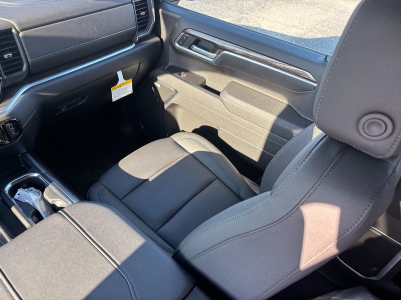 Chevrolet Silverado 1500 Vehicle Full-screen Gallery Image 9