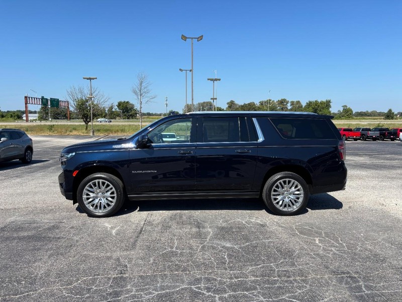 Chevrolet Suburban Vehicle Full-screen Gallery Image 2