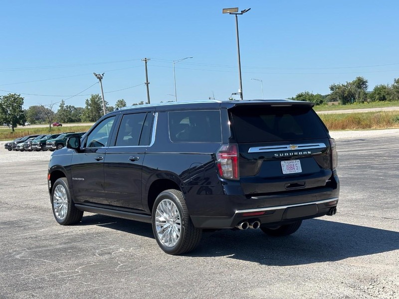 Chevrolet Suburban Vehicle Full-screen Gallery Image 3