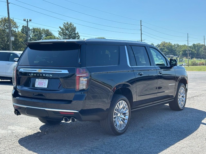 Chevrolet Suburban Vehicle Full-screen Gallery Image 5
