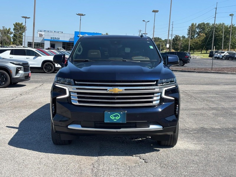Chevrolet Suburban Vehicle Full-screen Gallery Image 8