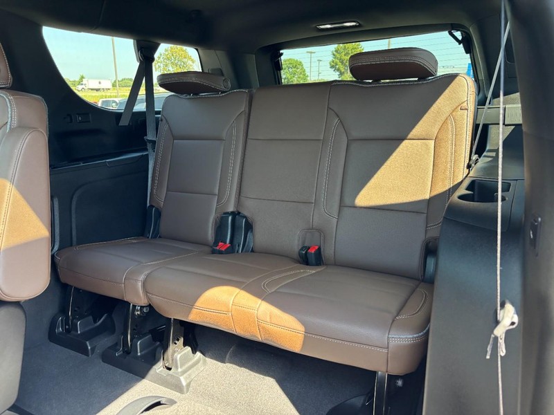 Chevrolet Suburban Vehicle Full-screen Gallery Image 10