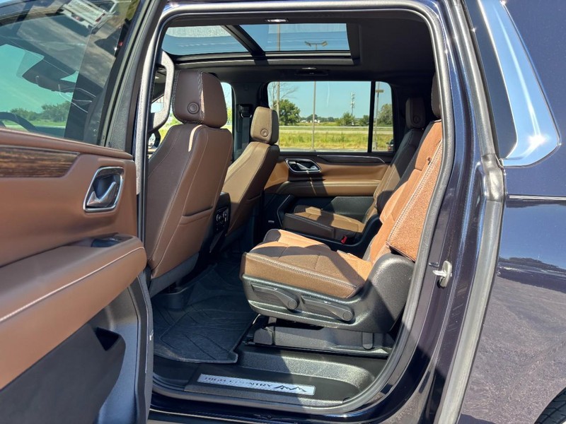 Chevrolet Suburban Vehicle Full-screen Gallery Image 11