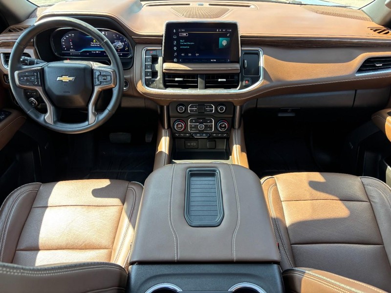 Chevrolet Suburban Vehicle Full-screen Gallery Image 12