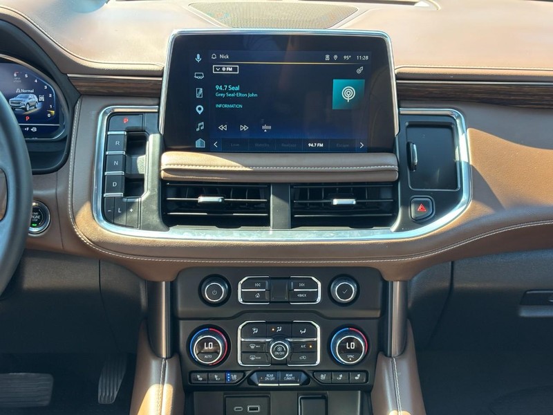 Chevrolet Suburban Vehicle Full-screen Gallery Image 14