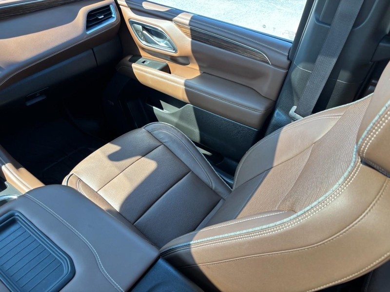 Chevrolet Suburban Vehicle Full-screen Gallery Image 15