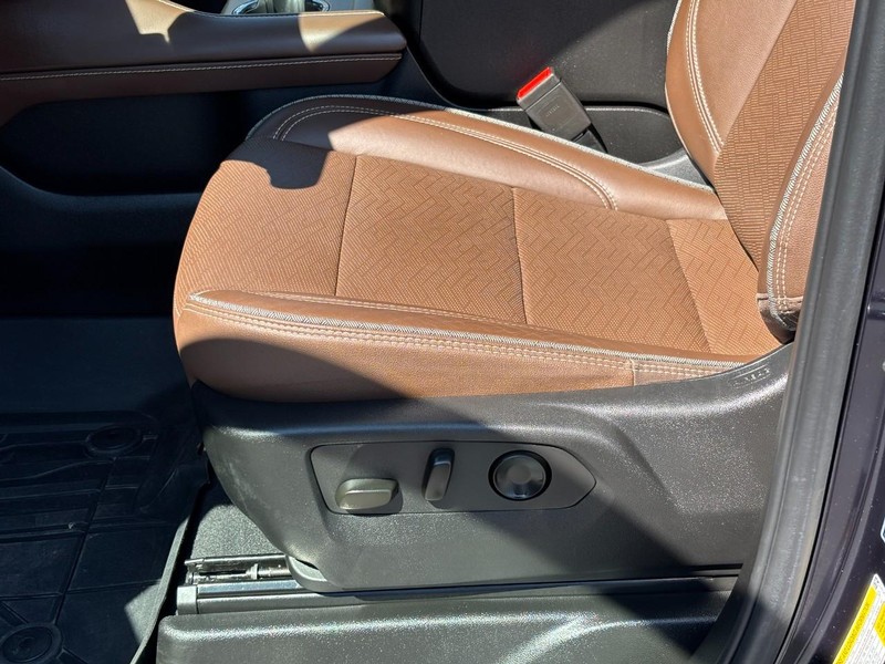 Chevrolet Suburban Vehicle Full-screen Gallery Image 16