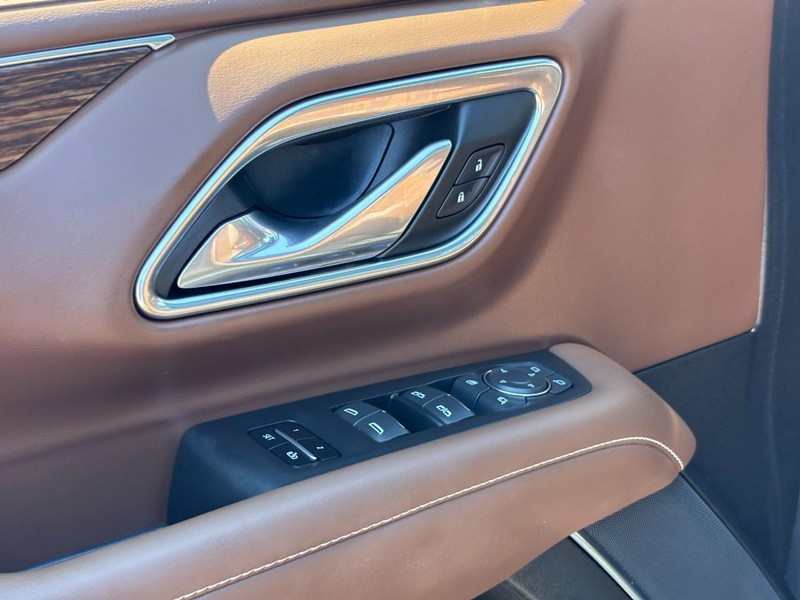 Chevrolet Suburban Vehicle Full-screen Gallery Image 17