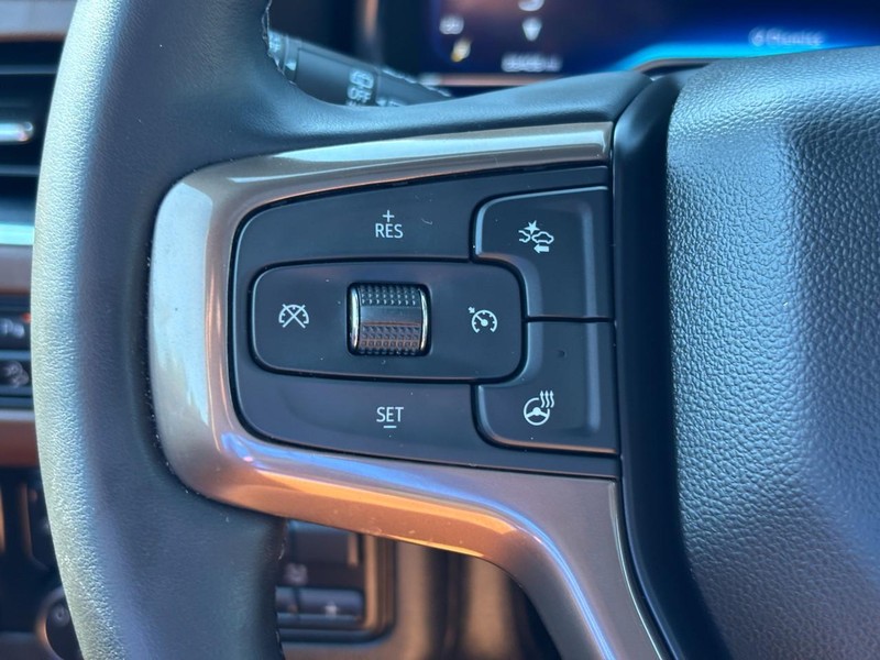 Chevrolet Suburban Vehicle Full-screen Gallery Image 18