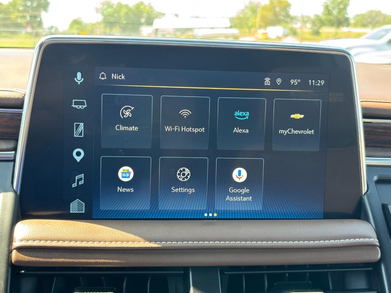 Chevrolet Suburban Vehicle Full-screen Gallery Image 21