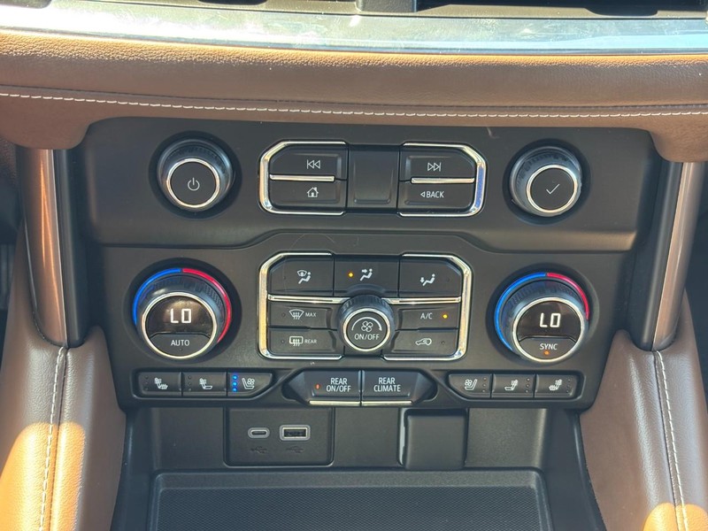 Chevrolet Suburban Vehicle Full-screen Gallery Image 23